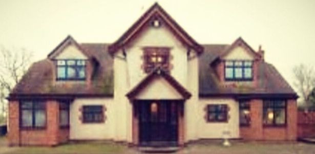 Biệt thự được đặt tên là “Essex”. Năm 2009, Amy Griffith chuyển đến đây từ London và mua căn nhà này cùng với người bạn thân James Lloyd-Roberts, 45 tuổi.