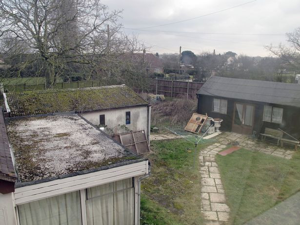 Khu vườn phía sau nhà trước khi cải tạo. Nguồn ảnh: Caters News Agency.