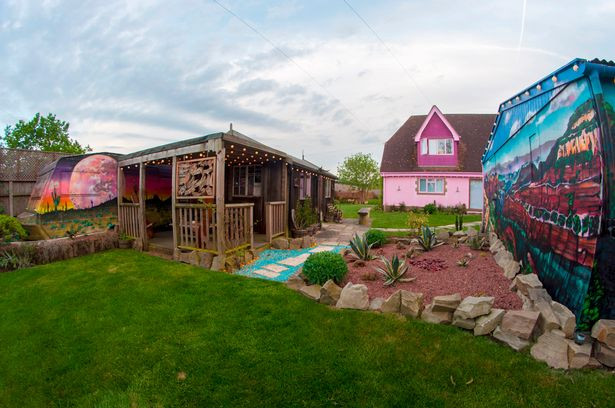 Khách có thể thuê biệt thự với giá 2.400 bảng (70 triệu đồng)/đêm để thưởng thức các tiện nghi như rạp chiếu phim trong nhà và ngoài trời, bồn tắm nước nóng...