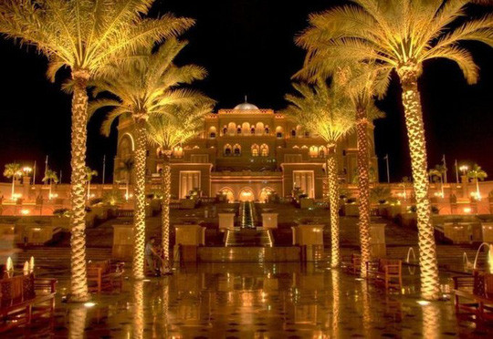 Khu nghỉ dưỡng 5 sao Emirates Palace là khách sạn có giá trị lớn thứ 2 thế giới, vào khoảng 3 tỷ USD.
