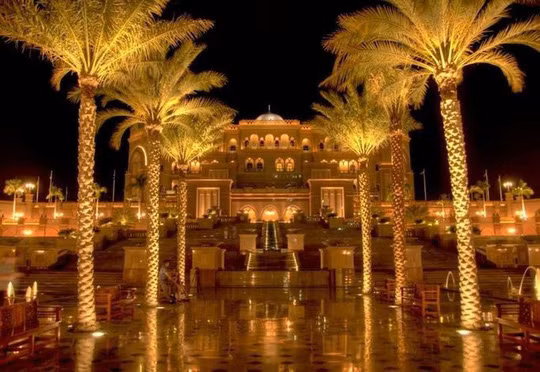 Khu nghỉ dưỡng 5 sao Emirates Palace là khách sạn có giá trị lớn thứ 2 thế giới, vào khoảng 3 tỷ USD.