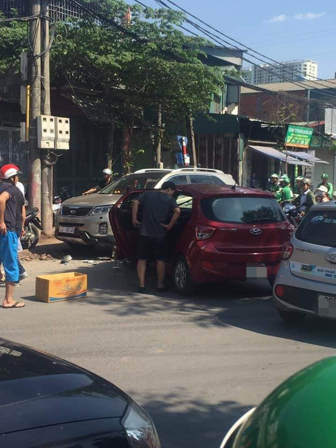 Theo đó, vào thời điểm này chiếc xe Huyndai I10 màu đỏ bị mất lái, đã đâm trúng xe 7 chỗ.