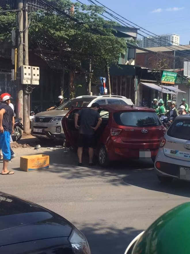 Theo đó, vào thời điểm này chiếc xe Huyndai I10 màu đỏ bị mất lái, đã đâm trúng xe 7 chỗ.