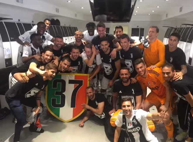 Dàn sao Juventus ăn mừng Scudetto thứ 37 trong lịch sử CLB. Trên thực tế, số lần vô địch Serie A của Bianconeri chỉ là 35 do 2 danh hiệu vào năm 2005 và 2006 đã bị tước ví scandal Calciopoli.