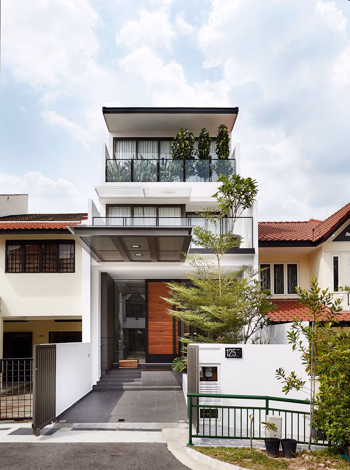 Nổi bật giữa khu phố ồn ào ở Singapore, ngôi nhà 3 tầng Jalan Langgar Bedok khoác lên mình phong cách mạnh mẽ với gam màu trắng - đen chủ đạo.