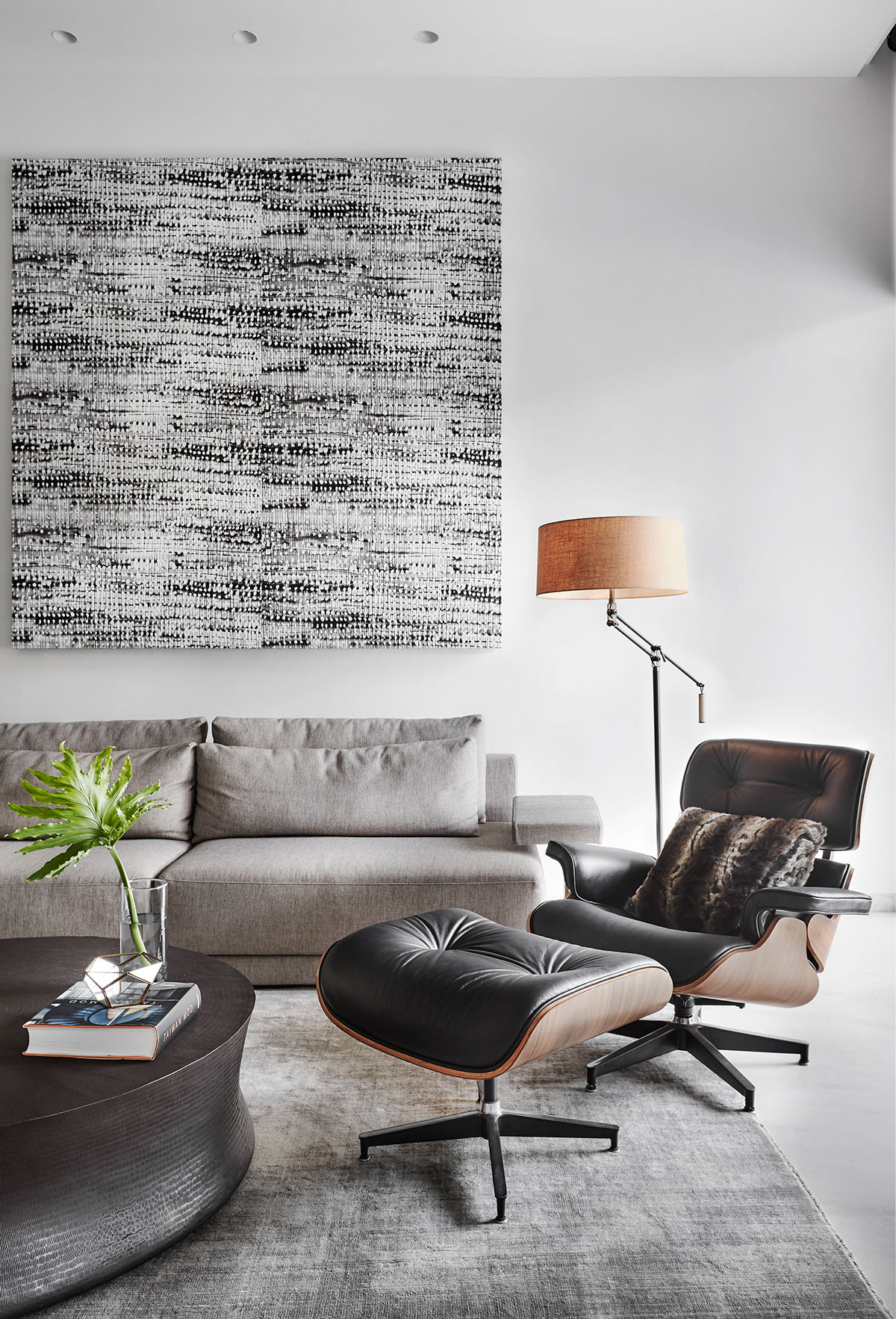 Bên trong ngôi nhà là gam màu trắng chủ đạo.