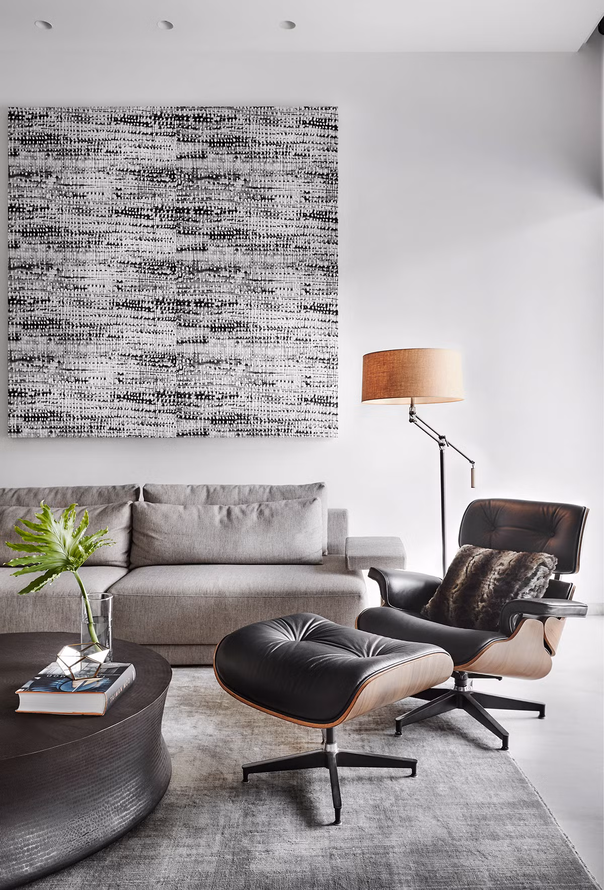 Bên trong ngôi nhà là gam màu trắng chủ đạo.