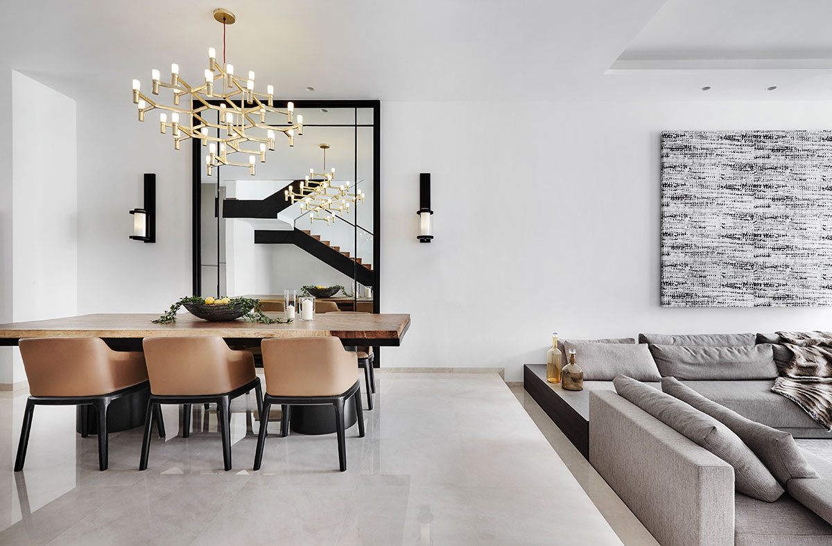 Khu vực ăn uống nổi bật với đèn chùm hiện đại.