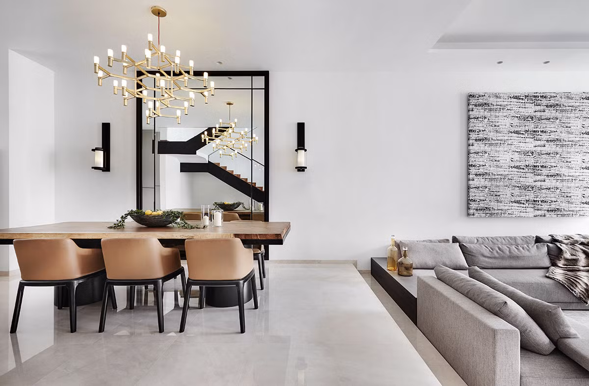 Khu vực ăn uống nổi bật với đèn chùm hiện đại.