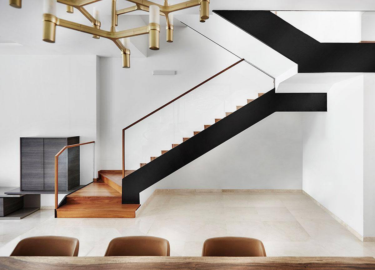 Cầu thang đen nổi bật trên nền sắc trắng.