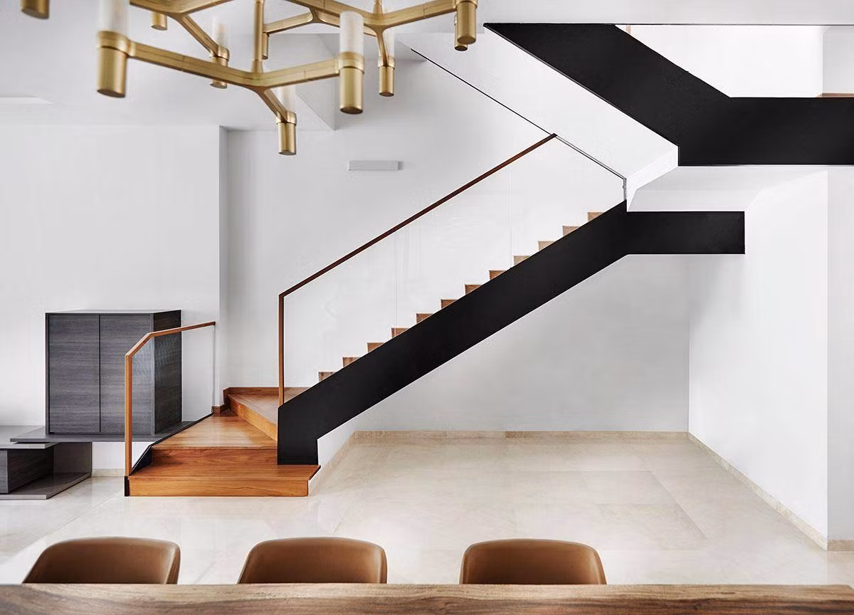 Cầu thang đen nổi bật trên nền sắc trắng.