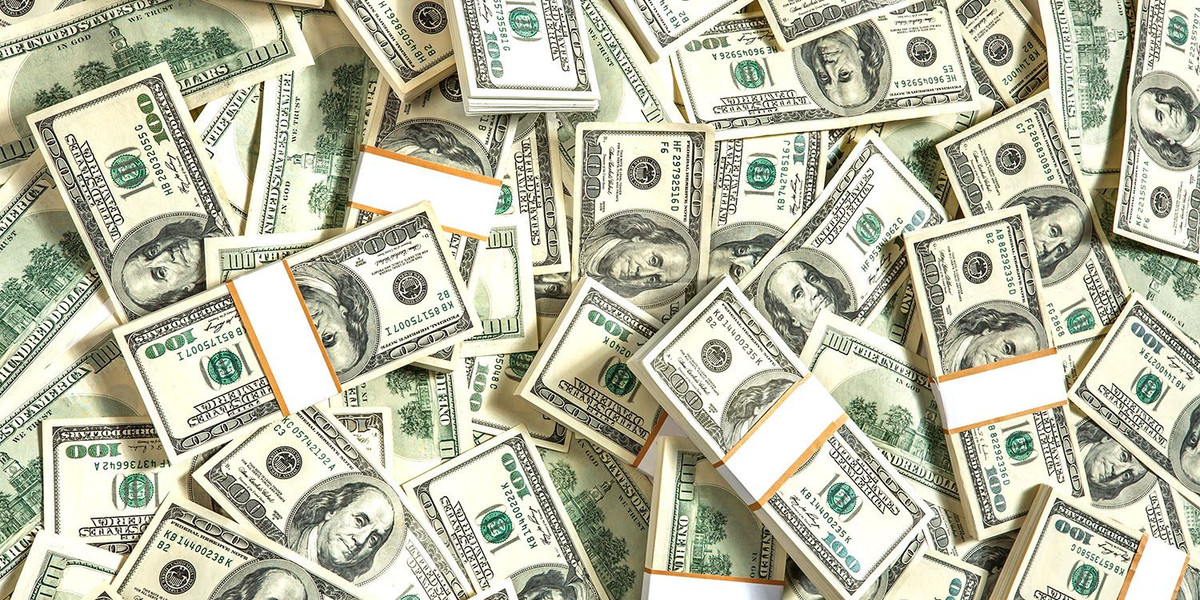 Thế nhưng họ lại rất tích cực đổ tiền vào tài khoản lương hưu. Chris Hogan cho rằng trả hết nợ, giữ lại ngày càng nhiều thu nhập hàng tháng và đầu tư đều đặn sẽ giúp bạn tiến nhanh trên con đường trở thành triệu phú.