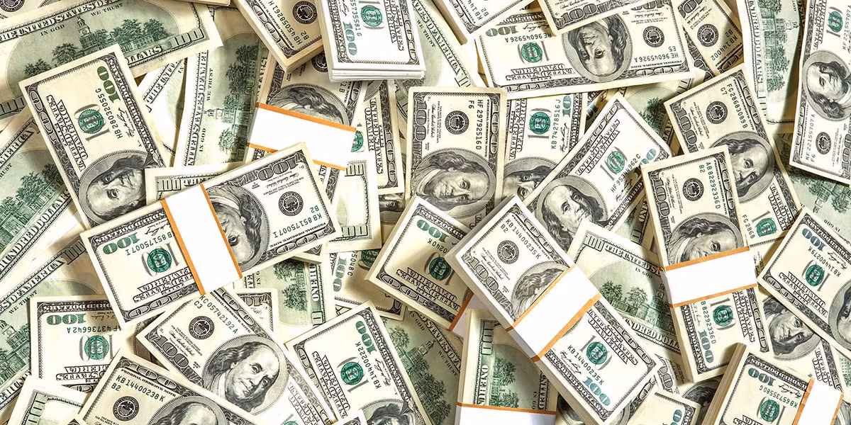 Thế nhưng họ lại rất tích cực đổ tiền vào tài khoản lương hưu. Chris Hogan cho rằng trả hết nợ, giữ lại ngày càng nhiều thu nhập hàng tháng và đầu tư đều đặn sẽ giúp bạn tiến nhanh trên con đường trở thành triệu phú.