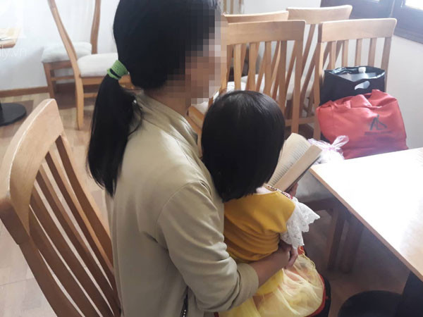 Be gai gan 3 tuoi o Sai Gon nghi bi ong lao 70 tuoi xam hai