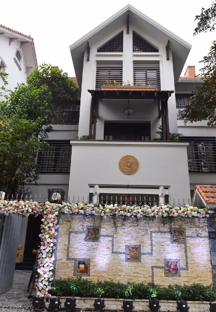 Trên báo chí, người đẹp từng khoe biệt thự rộng 100 m2 của gia đình với rất nhiều cây xanh và đồ cổ.