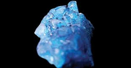 Kim cương xanh chỉ chiếm khoảng 0,02% kim cương khai thác nhưng được sử dụng nhiều trong các món đồ trang sức nổi tiếng.