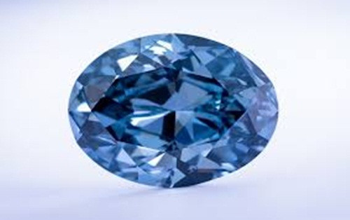 Theo tờ Dailymail, trên thế giới chỉ xuất hiện một vài kim cương xanh có màu sắc lạ mắt như vậy.