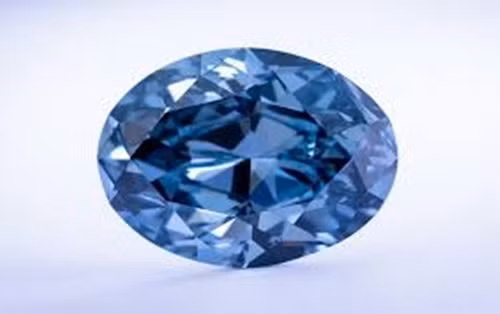 Theo tờ Dailymail, trên thế giới chỉ xuất hiện một vài kim cương xanh có màu sắc lạ mắt như vậy.
