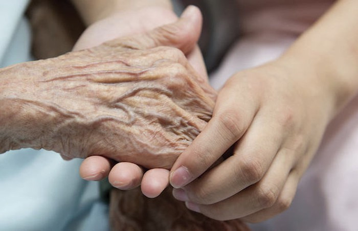 "Death doula" là tên gọi của những người hỗ trợ và giảm nhẹ nỗi đau cho người sắp chết. Họ ở bên những người được dự báo trước về cái chết để chăm sóc và chuẩn bị tinh thần cho thân nhân. Họ có thể kiếm được từ 40.000 đến 70.000 USD/năm.