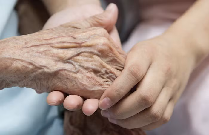 "Death doula" là tên gọi của những người hỗ trợ và giảm nhẹ nỗi đau cho người sắp chết. Họ ở bên những người được dự báo trước về cái chết để chăm sóc và chuẩn bị tinh thần cho thân nhân. Họ có thể kiếm được từ 40.000 đến 70.000 USD/năm.