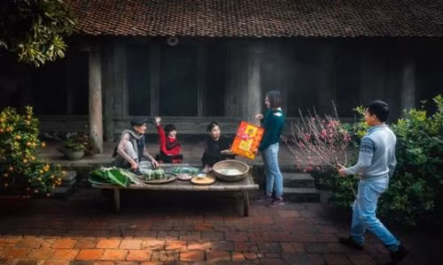 Giống như bao gia đình khác, nhà đại gia Việt xưa cũng dọn dẹp và trang hoàng nhà cửa thật đẹp để đón Tết. Ảnh: Bnews.