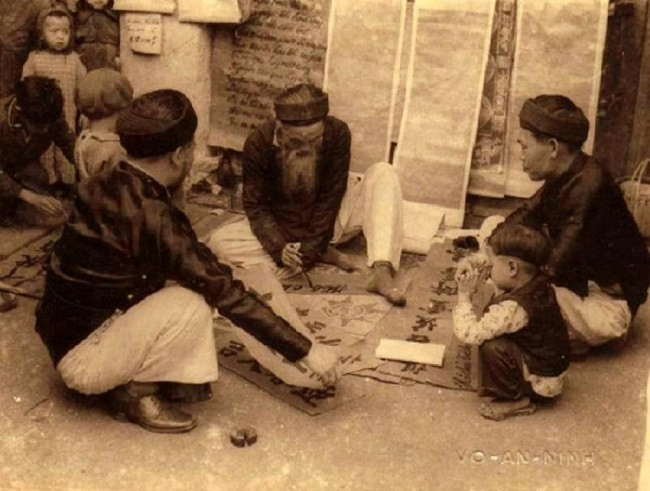 Câu đối hoặc tranh thư pháp được viết bởi những ông đồ có tiếng tăm là thứ được nhiều gia đình giàu có thời xưa trang trí nhà ngày Tết. Ảnh: Internet.