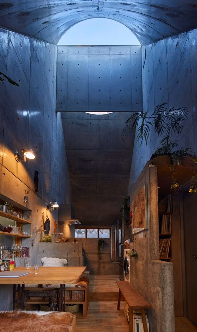 Không gian sinh hoạt trong căn nhà khá nhỏ.