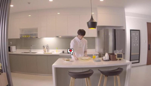 Phòng bếp gọn gàng là không gian nam ca sĩ tự tay nấu ăn thay vì thuê người giúp việc. Ảnh: GDTĐ.