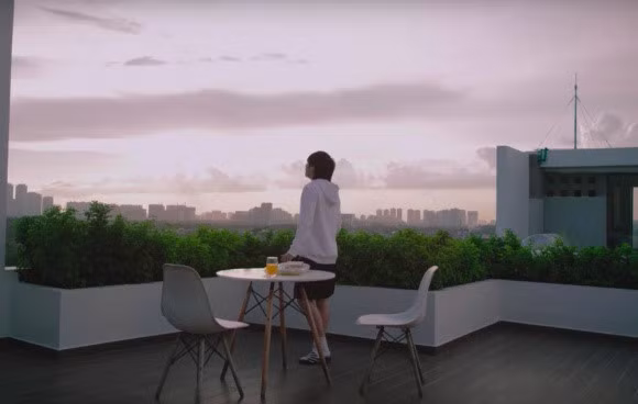 Ban công rộng thoáng là không gian nam ca sĩ thư giãn, ngắm cảnh thành phố. Ảnh: NLĐ.