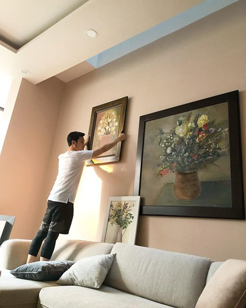 Nam ca sĩ Quang Vinh tự tay làm đẹp cho căn nhà của em gái.