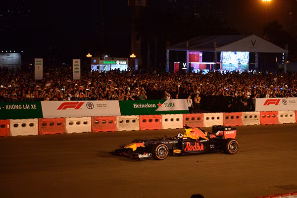 Với vé khán đài (hạng vé đứng thứ 2 trong phân khúc vé tại giải đua F1), khán giả cũng sẽ được bố trí chỗ ngồi có tầm nhìn bao quát, có thể theo dõi điểm xuất phát cũng như một phần các góc cua của đường đua và sẽ được phục vụ đồ ăn.