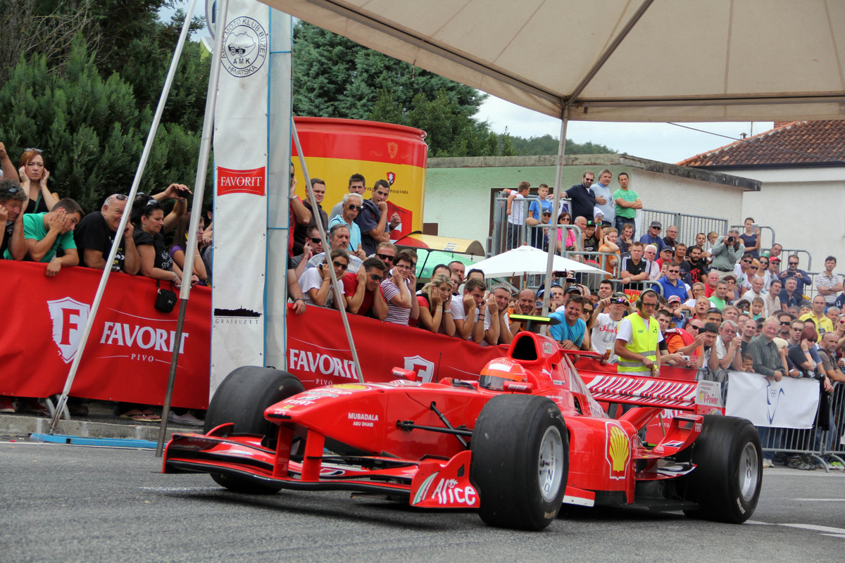 Bên cạnh đặc quyền trong sân đua, khán giả sở hữu vé doanh nghiệp còn có thể tham dự các buổi thuyết trình về kiến thức đua xe F1, về các công nghệ tiên tiến nhất trên xe đua.