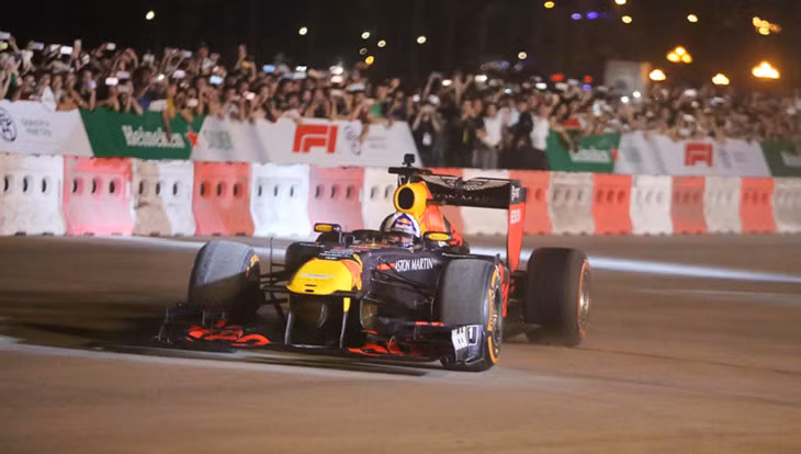 Trong khi đó, ở vé phổ thông, khán giả sẽ không có vị trí ngồi trên khán đài mà sẽ đứng ở khu vực cổ vũ xung quanh đường đua. Điểm cộng của dạng vé này là không khí cổ vũ cuồng nhiệt, sôi động.