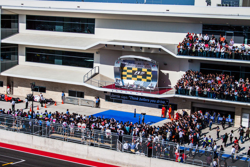 Ở hạng vé cao nhất - vé doanh nghiệp, người xem được hưởng những dịch vụ tiện ích nhất như ngồi phòng riêng, có lối đi riêng, được phục ăn uống từ các đầu bếp thượng hạng đồng thời sở hữu các vị trị xem bao quát nhất để có thể theo dõi toàn bộ tiến trình đua.