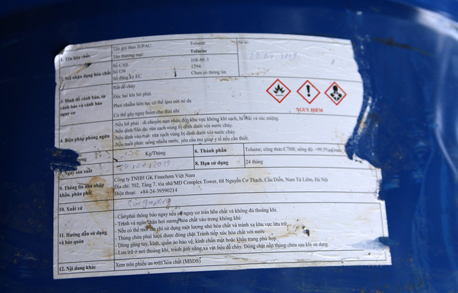 Tên hóa chất ghi trên thùng là Tolucne, là hóa chất dễ cháy, độc hại cho sức khỏe khi hít phải, gây nứt nẻ da và nguy hiểm cho thai nhi.