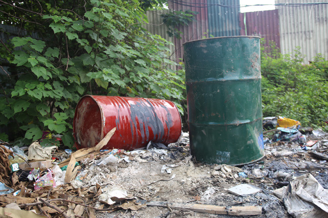 Vị trí đổ trộm là khu vực bãi đất trống, không có dân cư sinh sống, một số thùng phuy được vứt cạnh mương tưới tiêu, gây ô nhiễm môi trường.