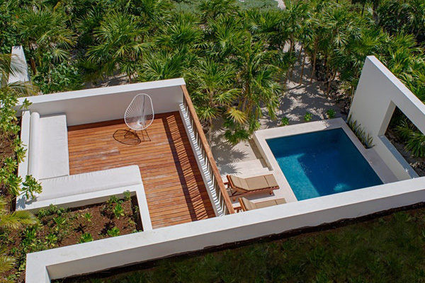 Khu vực hồ bơi ngoài trời.