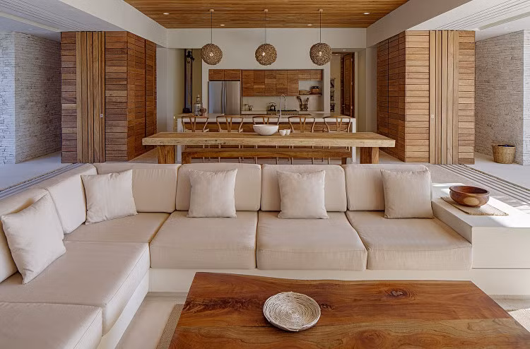 Vật liệu gỗ kết hợp với gam màu trung tính mang đến vẻ ấm cúng và thân thiện.