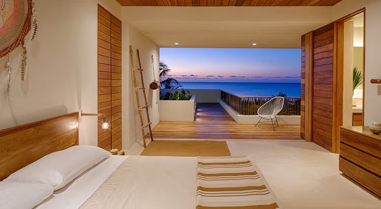  Phòng ngủ có ban công rộng, là nơi lý tưởng ngắm cảnh biển.