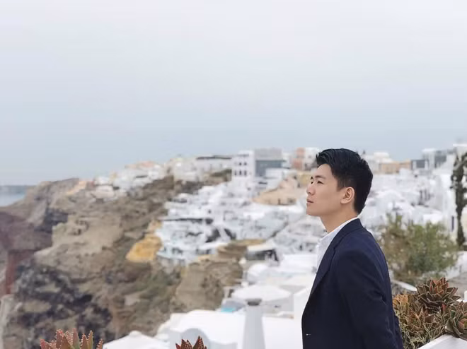 Là con trai cả của ông chủ ngành ngân hàng và ông bầu bóng đá, gia đình thừa điều kiện nhưng Vinh muốn có những thứ do chính tay mình làm ra.