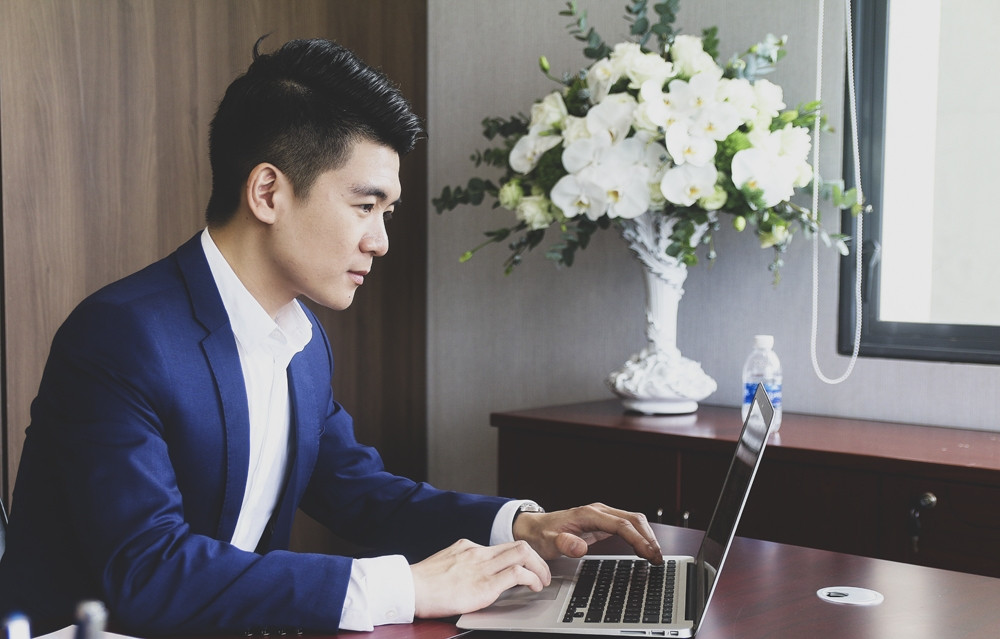 Trong thời gian học ở nước ngoài, Đỗ Quang Vinh đi làm thêm trong nhà hàng, 2 buổi tối một tuần, kiếm được 60 USD mỗi buổi.