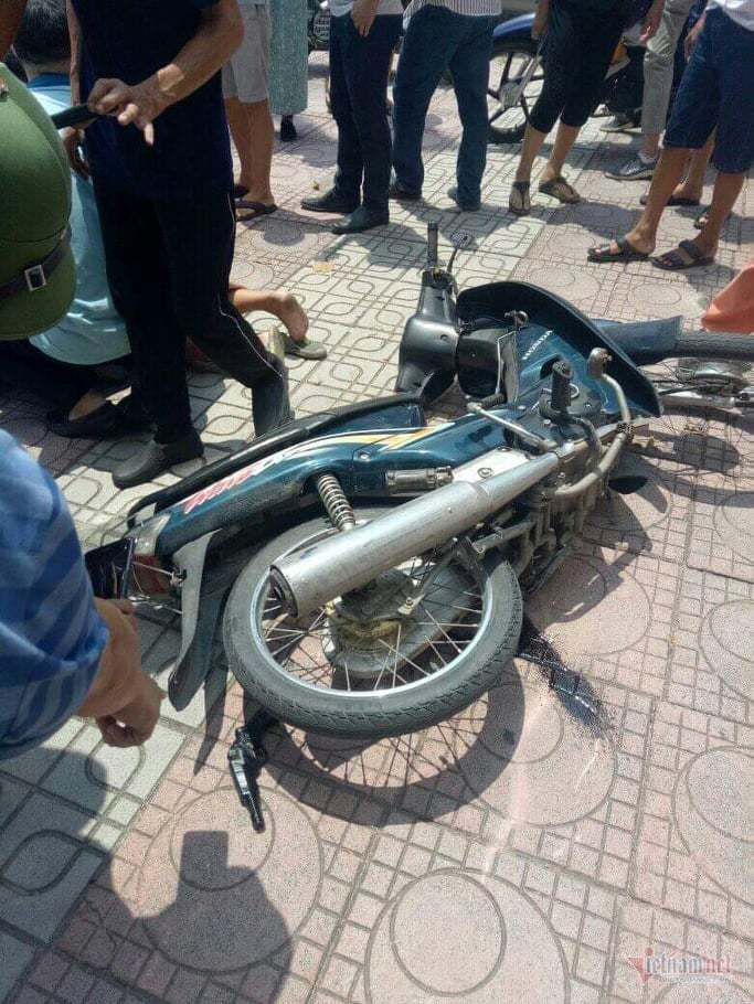 Theo đó, khi đối tượng xông vào lấy súng ra uy hiếp thì bị bảo vệ tri hô và nhấn chuông báo động và khống chế.