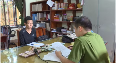 Thời điểm trên, một đối tượng mang hung khí xông vào phòng giao dịch ngân hàng, đe dọa, khống chế các nhân viên rồi lấy túi tiền tẩu thoát. Theo nguồn tin, số tiền bị nghi phạm lấy đi khoảng trên 500 triệu đồng.