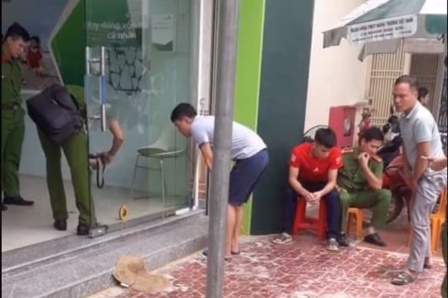 Theo đó, nghi phạm đội mũ bảo hiểm, bịt kín mặt rút súng uy hiếp nhân viên bảo vệ với mục đích đi vào bên trong phòng giao dịch. Một trong hai bảo vệ lập tức chặn lại và hai bên xảy ra giằng co. Khi bị đẩy ra ngoài, tên cướp rút súng bắn nhiều phát vào phía trong rồi lên xe máy tẩu thoát. 