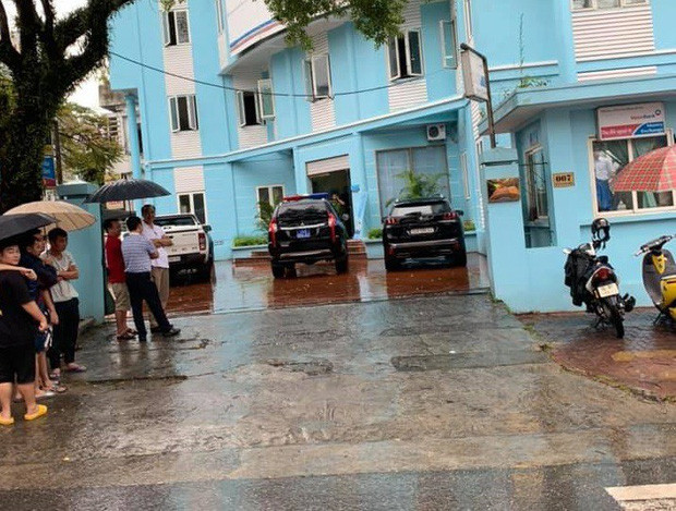 Ngay lúc đó, nhân viên tại đây đã nhanh trí phối hợp với bảo vệ khống chế đối tượng và thông báo đến cơ quan chức năng.