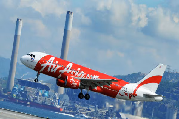 Sau hơn 10 năm, hãng hàng không AirAsia trở thành cái tên được khách du lịch châu Á tìm đến khi săn vé máy bay giá rẻ. Năm 2016, doanh thu của hãng đạt 1,12 tỷ USD.