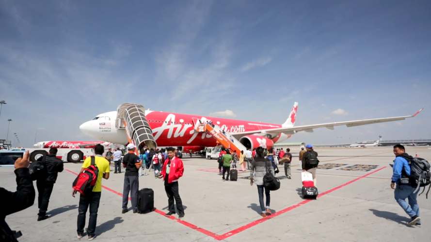 Thành lập năm 1993, AirAsia bắt đầu đi vào hoạt động ngày 18/11/1996. Ban đầu AirAsia là hãng hàng không trực thuộc tập đoàn nhà nước DRB-Hicom. Tuy nhiên, sau đó hãng nhanh chóng lâm vào cảnh nợ nần chồng chất với khoản nợ khổng lồ 11 triệu USD.