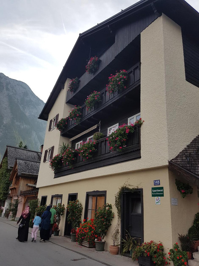 Không chỉ đẹp thơ mộng, các ngôi nhà ở Hallstatt còn lưu giữ dấu tích kiến trúc thời Trung cổ cùng cách trang trí đậm chất phương Tây.