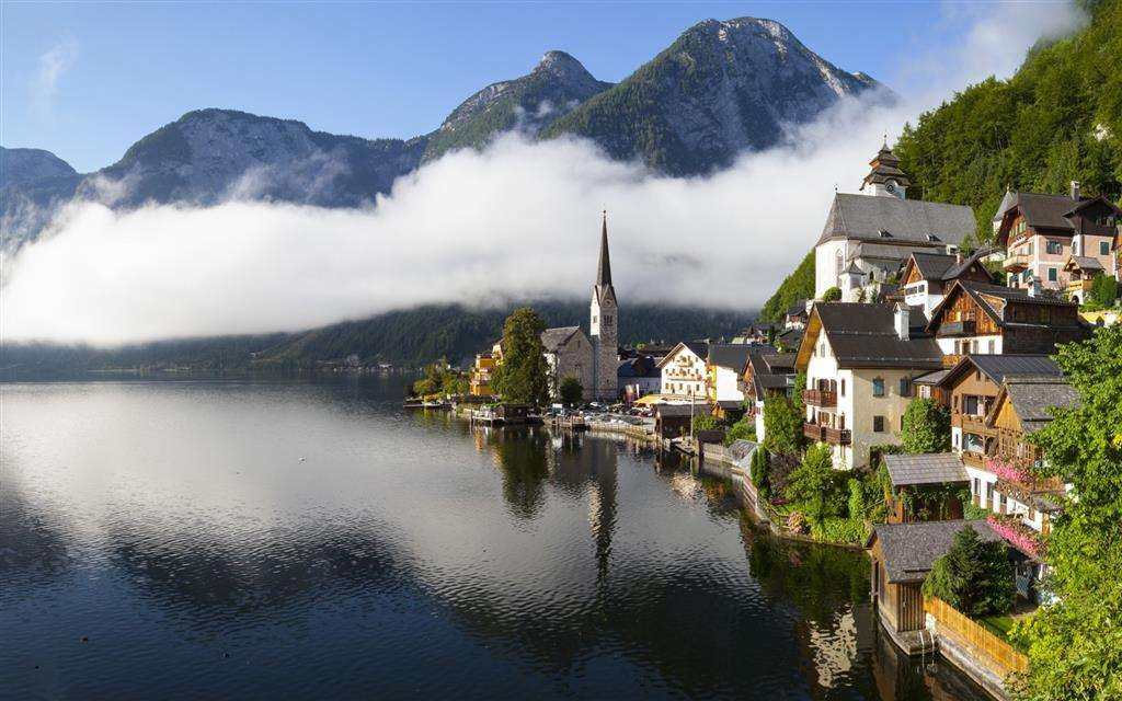 Hallstatt nằm tựa lưng vào núi và nhìn ra hồ nên các nhà hàng trong làng thường tận dụng mặt nước để tạo nên sự khác biệt.