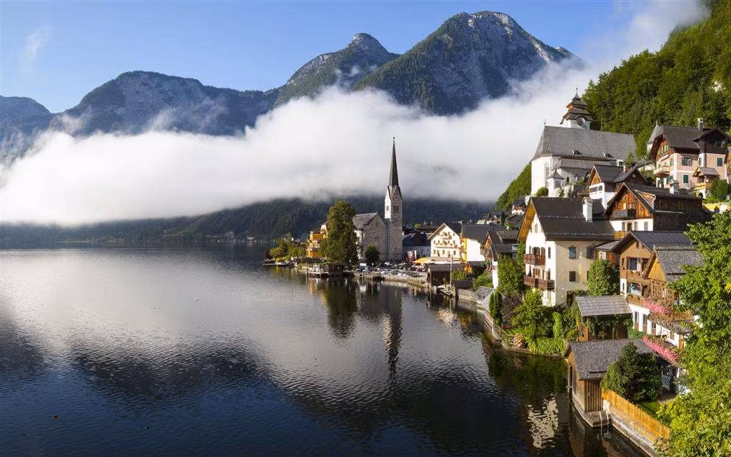 Hallstatt nằm tựa lưng vào núi và nhìn ra hồ nên các nhà hàng trong làng thường tận dụng mặt nước để tạo nên sự khác biệt.